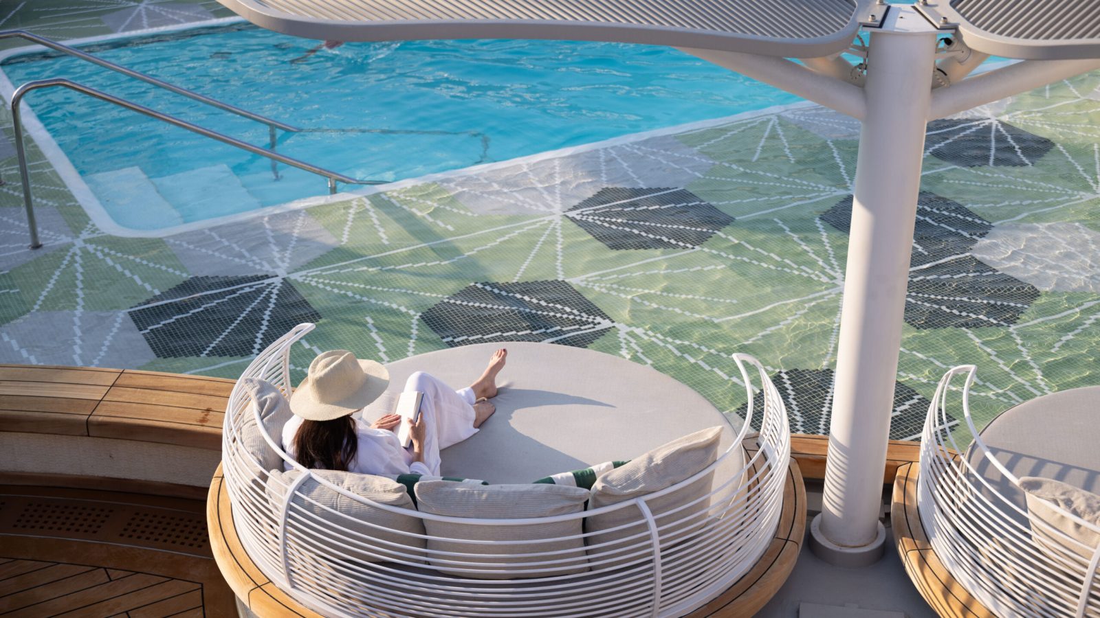 Oceania_NieuweKlasse-Pool Deck-lifestyle_2026-06-30_16-51-07